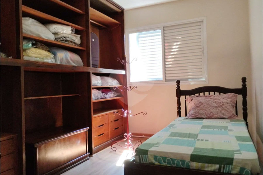 Vende-se apartamento no Jardim Aeroporto com 03 dormitórios