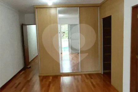 Casa á venda com 230m², 4 dorms, 2 suítes e 4 vagas na Vila Clementino. Estuda permuta.