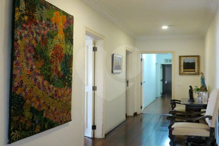 Apartamento à venda com 3 quartos, sendo 2 suítes, em Real Parque, São Paulo, SP