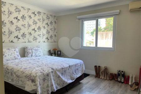 Casa à venda com 4 quartos, sendo 2 suítes,  no condomínio Village Place, São Paulo - SP