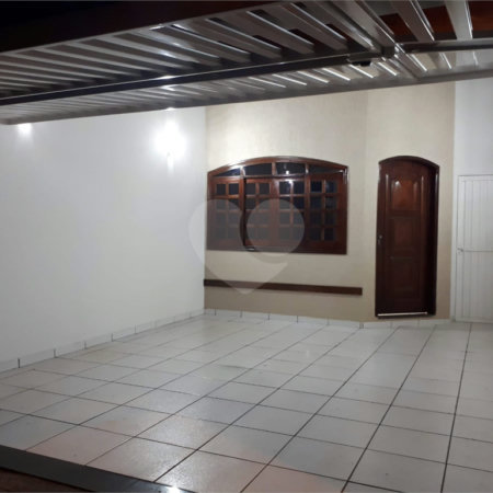 Casa térrea no Jardim Hikari para venda.