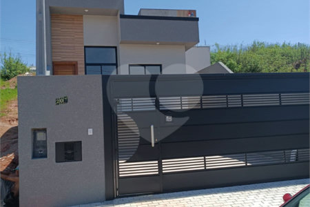 Casa à venda com 3 quartos, sendo 1 suíte, no condomínio Residencial Jardins da Catalunha, Atibaia - SP