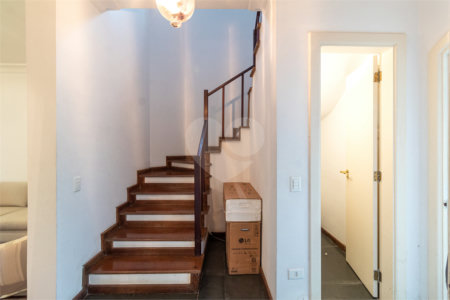 Casa à venda com 4 quartos, sendo 2 suítes,  no condomínio Vila das Flores, São Paulo - SP