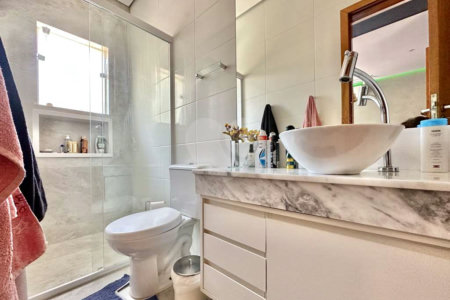 Casa à venda com 4 quartos, sendo 3 suítes, no condomínio Vilarejo, Carapicuíba - SP