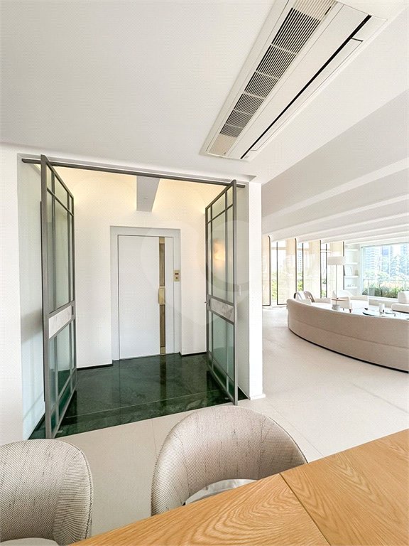 Apartamento à venda com 4 suítes em Vila Cordeiro, São Paulo, SP