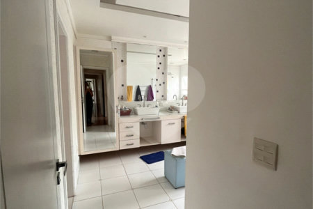 Casa à venda com 5 quartos, sendo 4 suítes,  no condomínio Terras de Santa Clara, Jacareí - SP