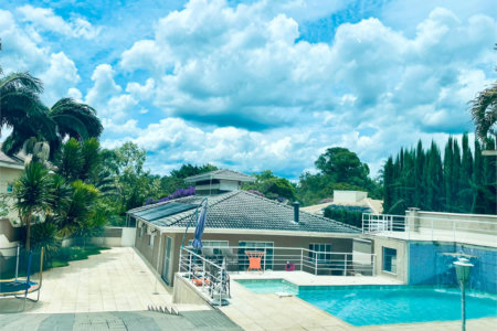 Casa à venda com 3 quartos, sendo 1 suíte, no condomínio Shambala I, Atibaia - SP