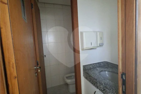 SALA COMERCIAL DE 90 M² COM 12 BAIAS, SALA DE REUNIÃO, AR-CONDICIONADO CENTRAL E 2 VAGAS!