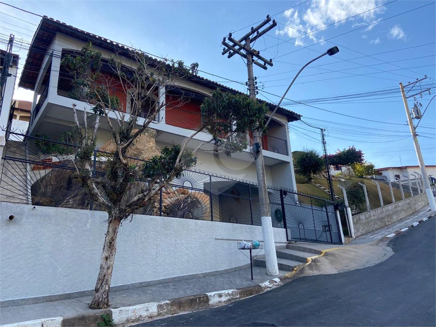 Casa à venda com 4 quartos, sendo 2 suítes,  no Centro, Serra Negra, SP