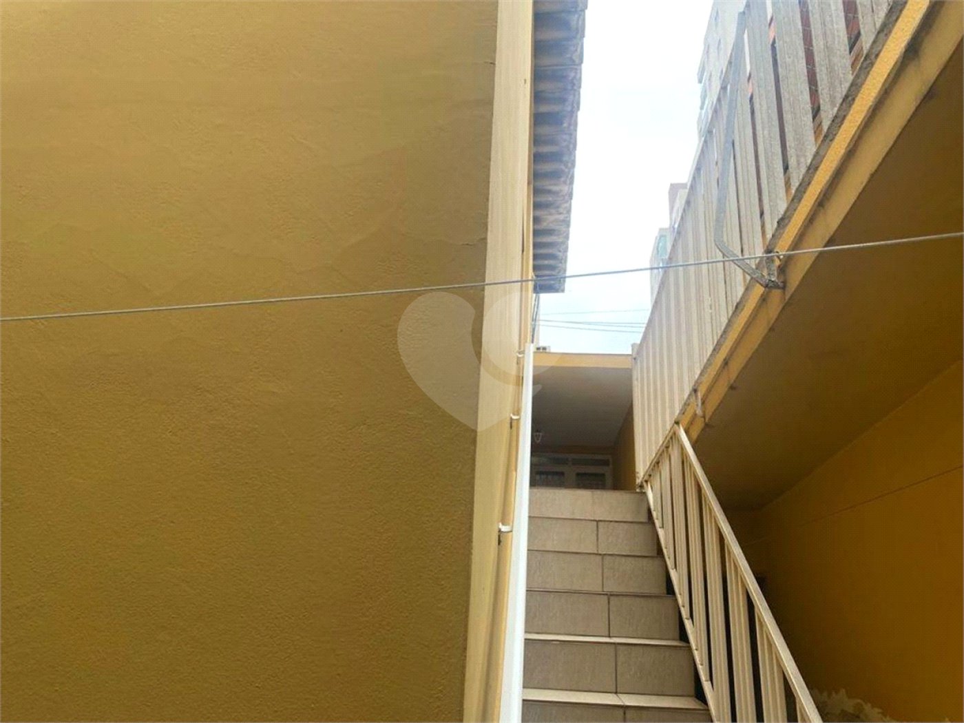 Sobrado à venda com 150 metros de área util e possui 3 dormitórios, sendo 1 suíte.