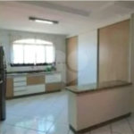 Casa com 205m² , 3 dormitórios , sendo todos suítes , 5 vagas , á venda no bairro Bangú em Santo André.