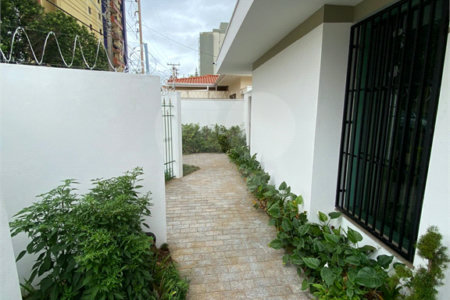 Casa Térrea com 3 suítes, sendo 1 suíte master.
