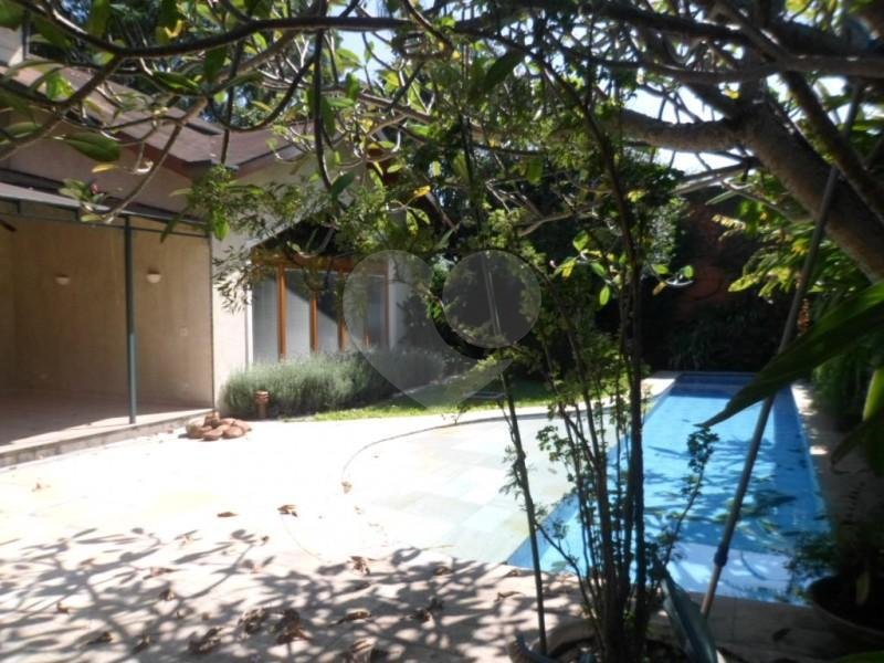Casa à venda com 4 suítes no condomínio Jardim das Azaléias, São Paulo - SP