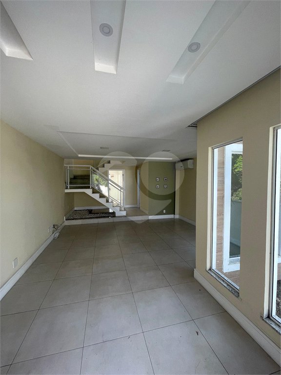 Casa à venda com 3 quartos, sendo 1 suíte, no condomínio Residencial Green Ville, Rio de Janeiro - RJ
