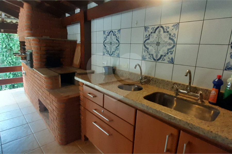 Sobrado à venda com 4 quartos, sendo 3 suítes, em Serra da Cantareira, Mairiporã, SP