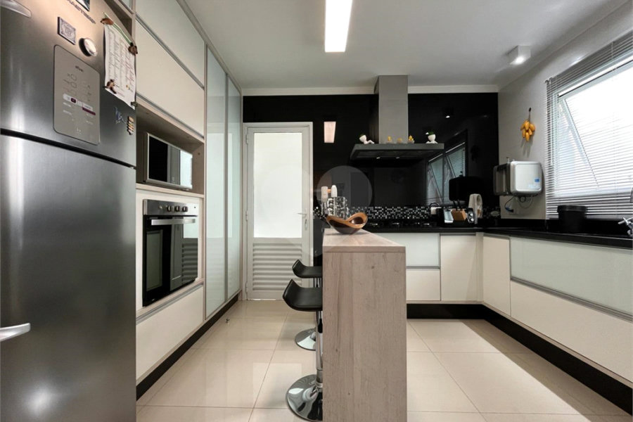 Casa à venda com 4 quartos, sendo 2 suítes, no condomínio Floradas da Serra, São Paulo - SP
