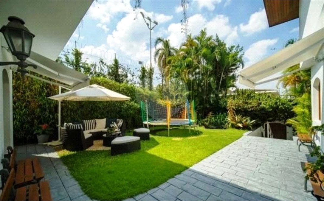 Casa à venda com 5 quartos, sendo 2 suítes,  em Jardim Everest, São Paulo, SP