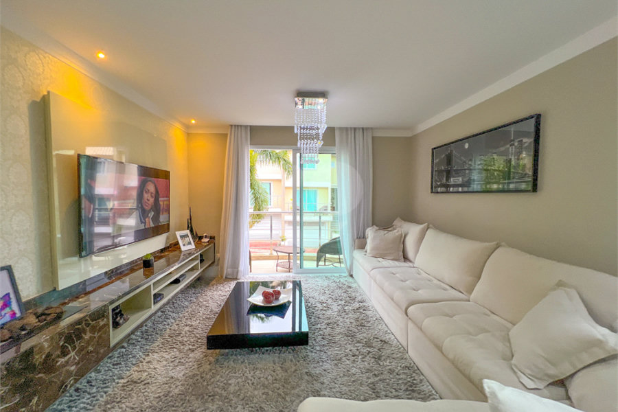 Casa à venda com 4 quartos, sendo 2 suítes,  no condomínio Floradas da Serra, São Paulo - SP