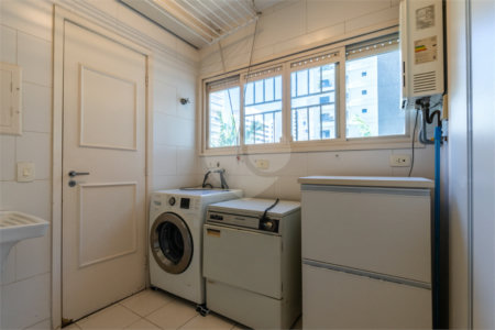 Apartamento à venda com 3 quartos, sendo 1 suíte, em Moema, São Paulo, SP
