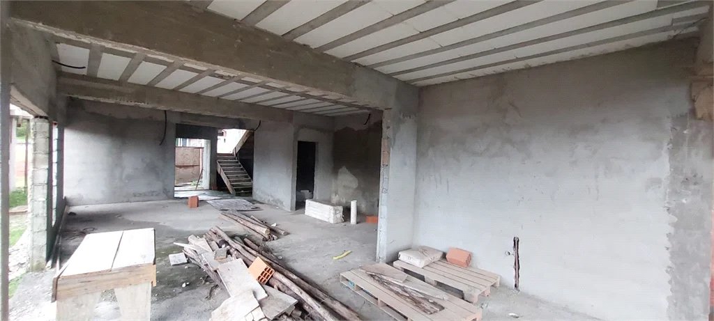 Terreno à venda com 3 quartos, sendo 1 suíte, no condomínio Lago dos Pássaros, Cotia - SP