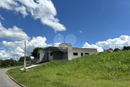 Casa à venda com 3 suítes no condomínio Residencial Jequitiba, Jacareí - SP