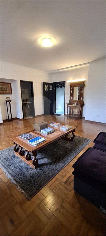 Sobrado à venda com 4 quartos, sendo 1 suíte, em Pacaembu, São Paulo, SP