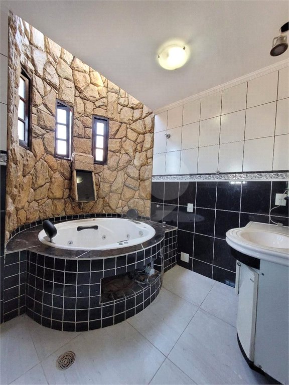 Sobrado à venda com 3 quartos, sendo 1 suíte,  em Jardim Ana Rosa, Suzano, SP