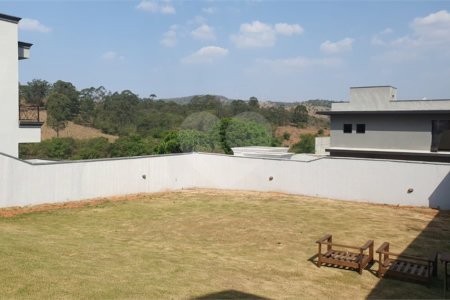 Casa à venda com 3 quartos, sendo 1 suíte, no condomínio Figueira Garden, Atibaia - SP