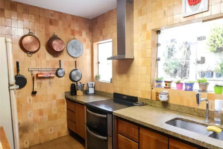 Sobrado à venda com 3 quartos, sendo 1 suíte, em Vila Universitária, São Paulo, SP
