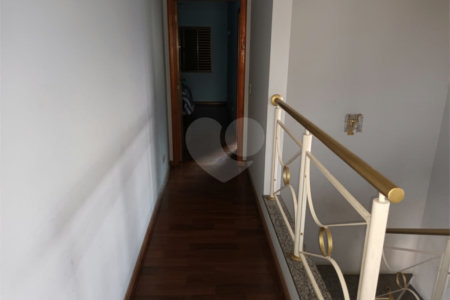Casa à venda com 4 quartos, sendo 3 suítes, no condomínio Arujá 5, Arujá - SP