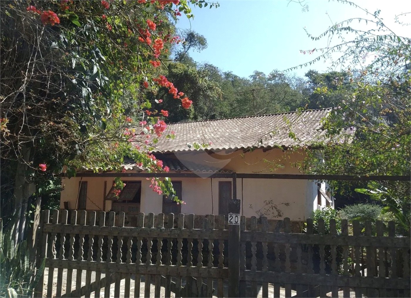Casa à venda com 4 quartos, sendo 1 suíte, no condomínio Quinta da Cachoeira, Embu das Artes - SP
