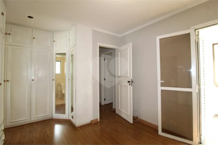 Apartamento à venda com 3 quartos, sendo 1 suíte,  em Vila Uberabinha, São Paulo, SP