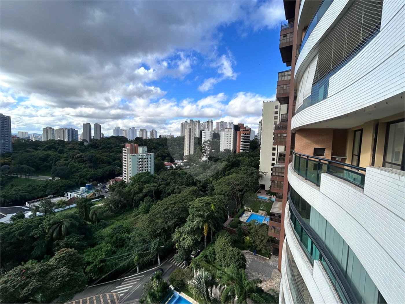 Apartamento à venda com 3 suítes em Vila Suzana, São Paulo, SP