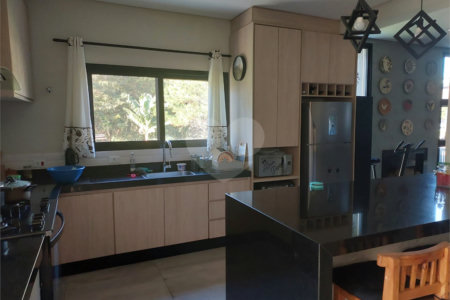 Casa à venda com 4 quartos, sendo 2 suítes,  no condomínio Figueira Garden, Atibaia - SP