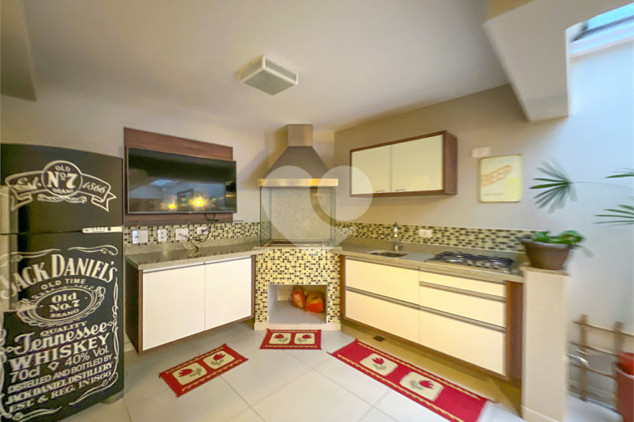 Casa à venda com 3 quartos, sendo 2 suítes, no condomínio Floradas da Serra, São Paulo - SP