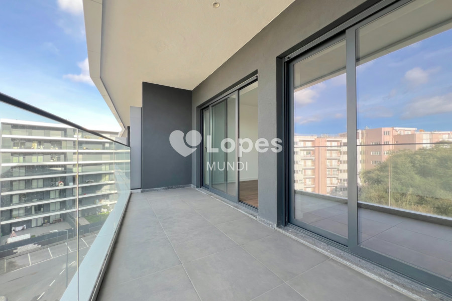 Apartamento T2 à venda em Águas Santas, Maia, Portugal – Varanda e garagem