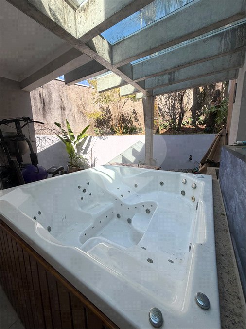 Casa à venda com 4 suítes no condomínio Jardim das Palmeiras, Vinhedo - SP