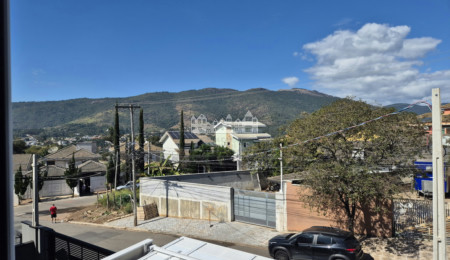 Casa à venda com 4 quartos, sendo 3 suítes,  em Vila Petrópolis, Atibaia, SP