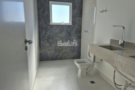 Casa à venda com 4 quartos, sendo 3 suítes, em Vila Petrópolis, Atibaia, SP