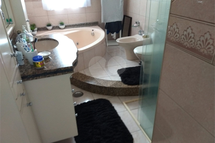 Casa Térrea à venda ou para alugar com 4 suítes em Horto, São Paulo, SP