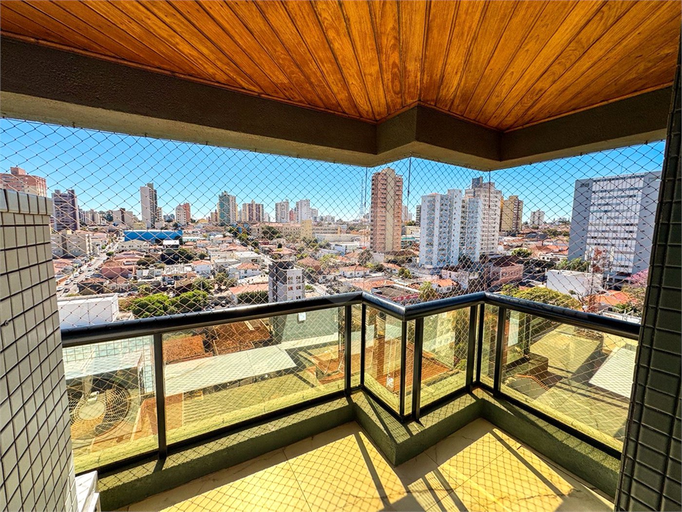 Apartamento à Venda no Centro de São Carlos - com 3 Suítes.