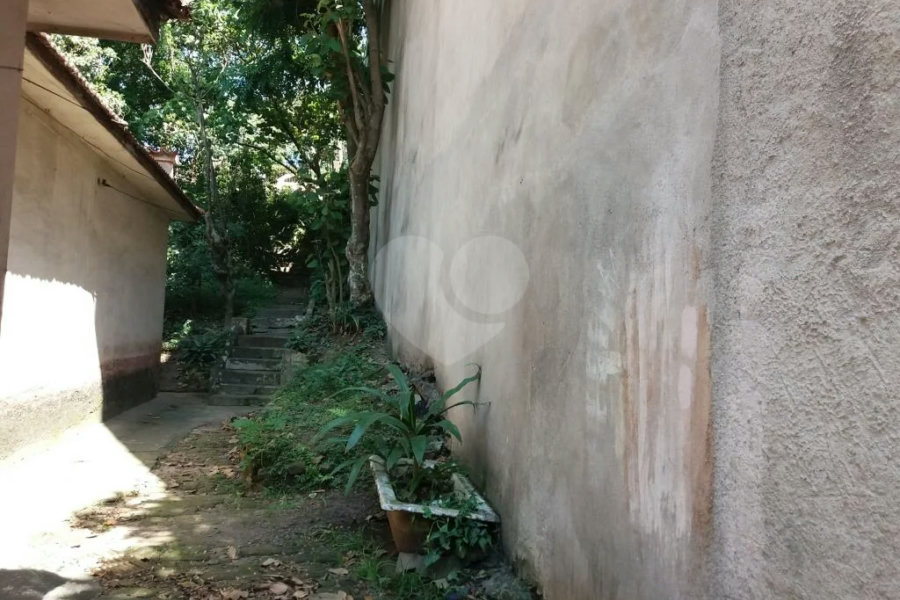 Casa térrea à venda em local tranquilo e arborizado