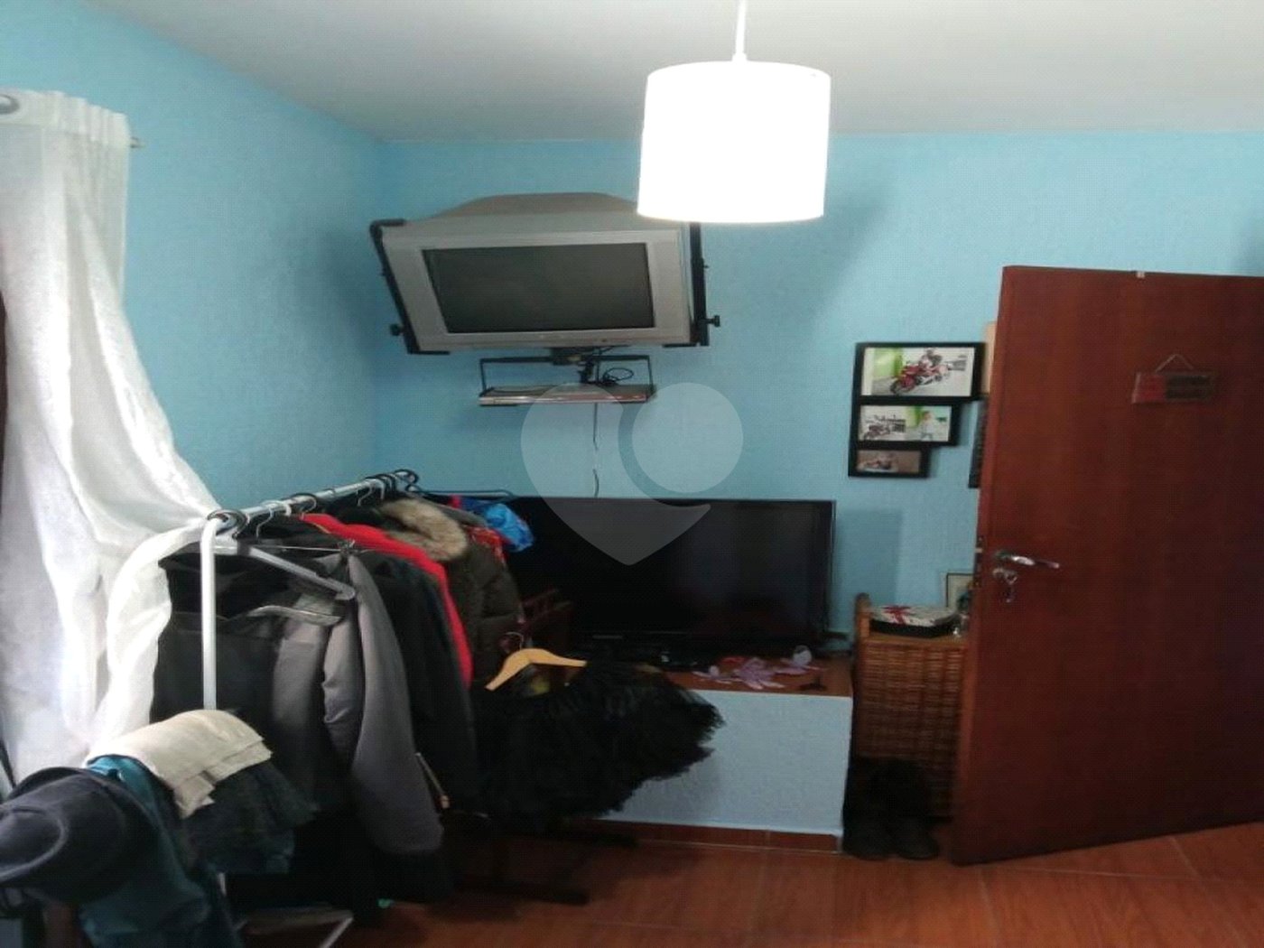 Ótimo sobrado, com amplo espaço interno (127m2), possuindo 03 dormitórios (01 suíte),