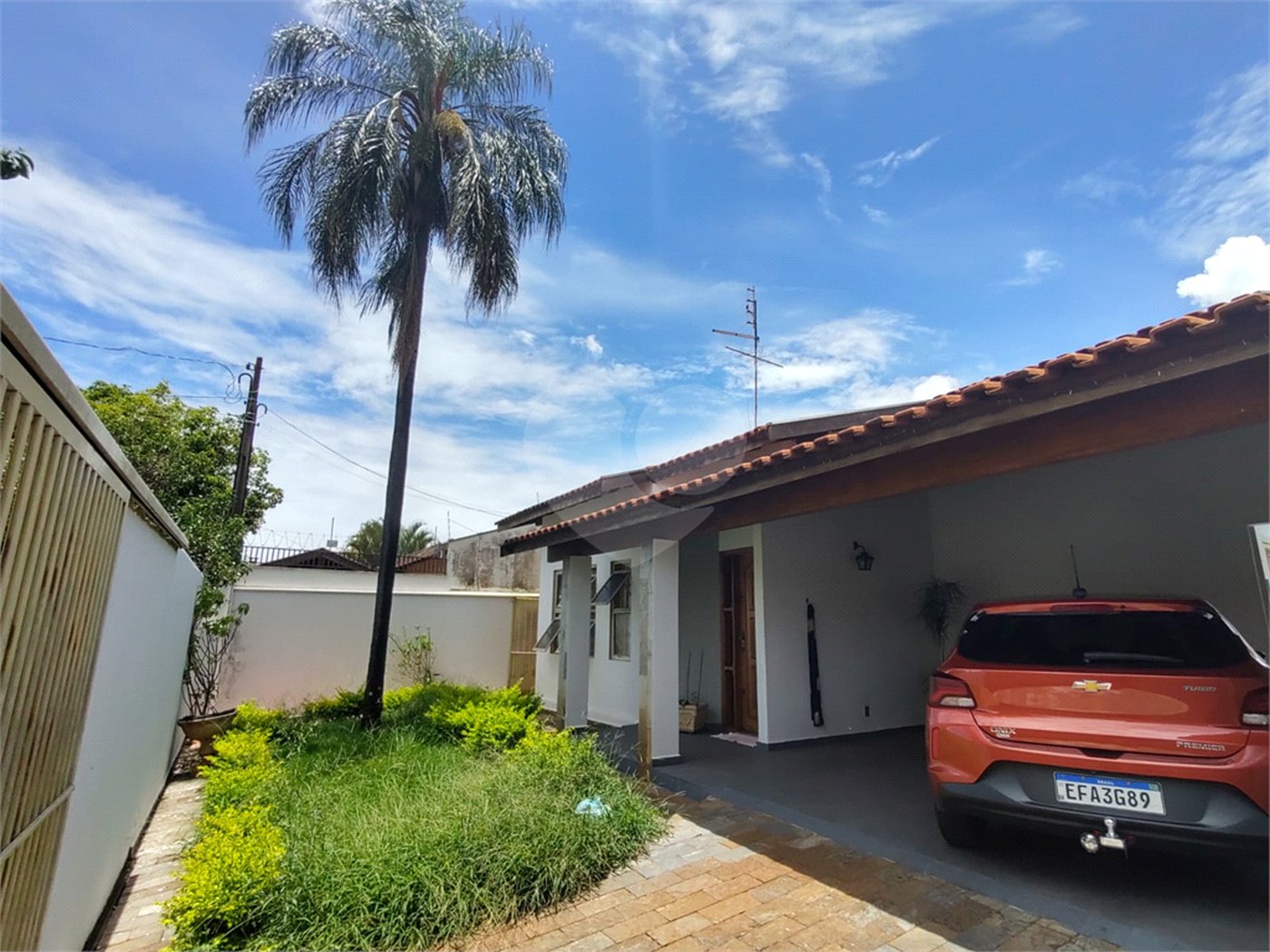 Casa à venda com 3 quartos, sendo 1 suíte, em Parque Laranjeiras, Araraquara, SP