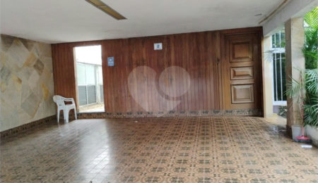 Espaçosa casa à venda na Vila Mascote