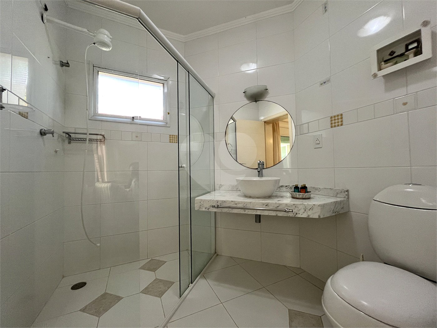 Casa à venda com 5 quartos, sendo 3 suítes,  no condomínio Village Saint Charbel, Araçoiaba da Serra - SP