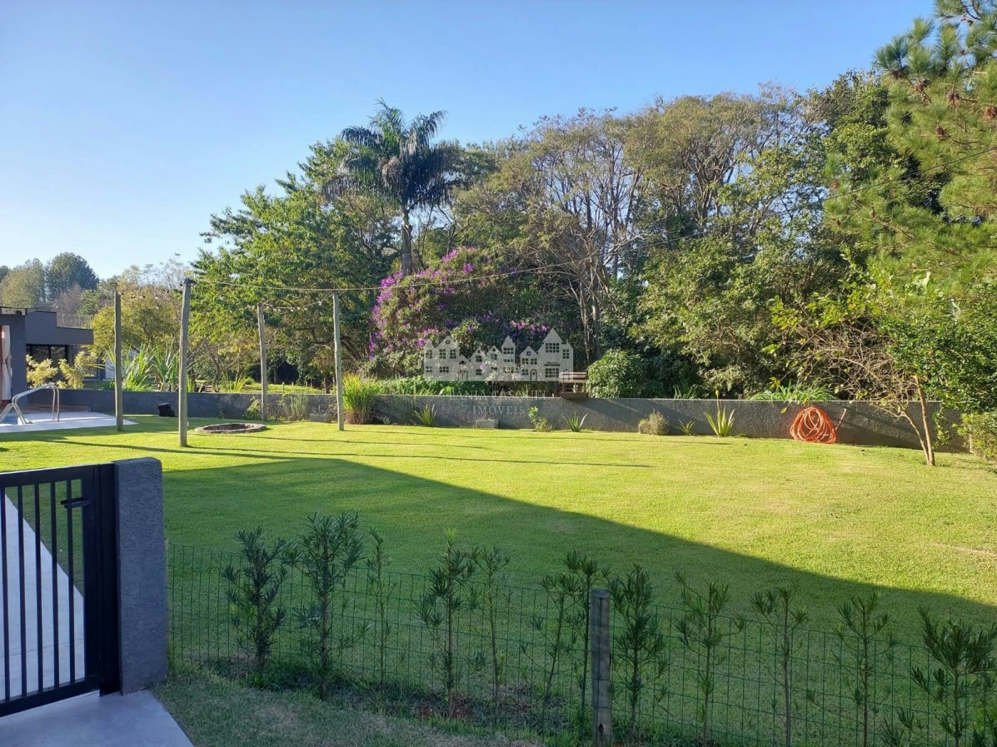 Casa à venda com 4 quartos, sendo 2 suítes,  no condomínio Figueira Garden, Atibaia - SP