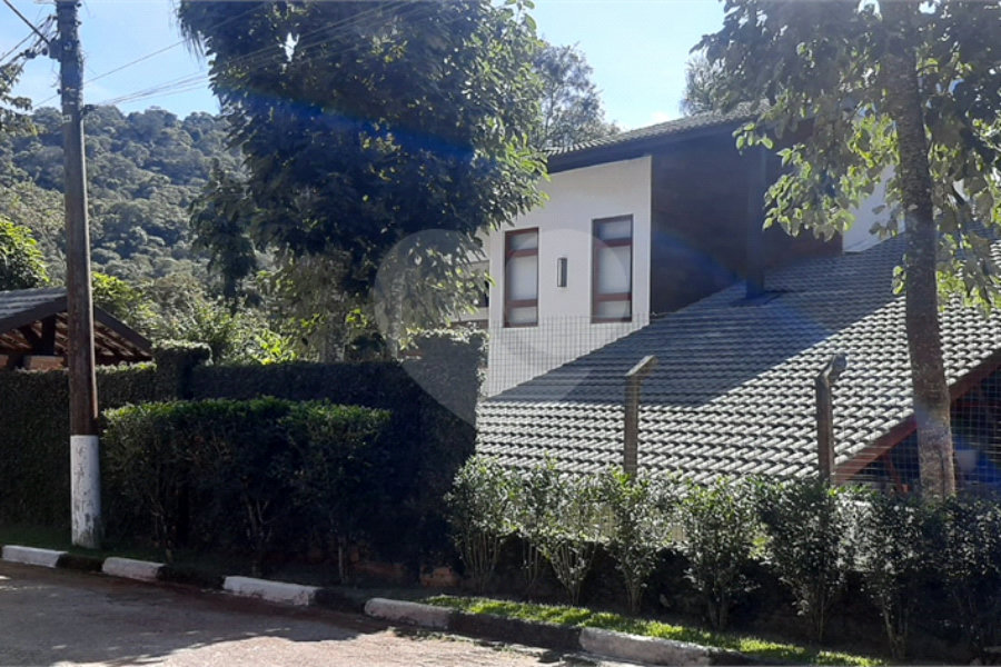 Sobrado à venda com 5 quartos, sendo 3 suítes, em Serra da Cantareira, Mairiporã, SP