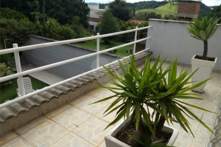 Casa à venda com 4 quartos, sendo 2 suítes, em Vila Petrópolis, Atibaia, SP