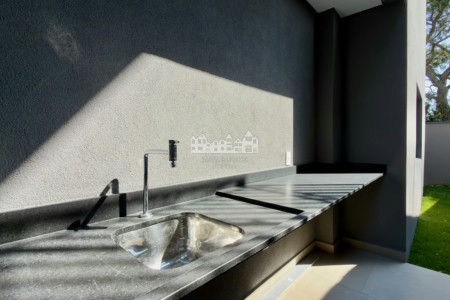 Casa à venda no bairro Loanda em Atibaia com 3 suítes e terraço solarium